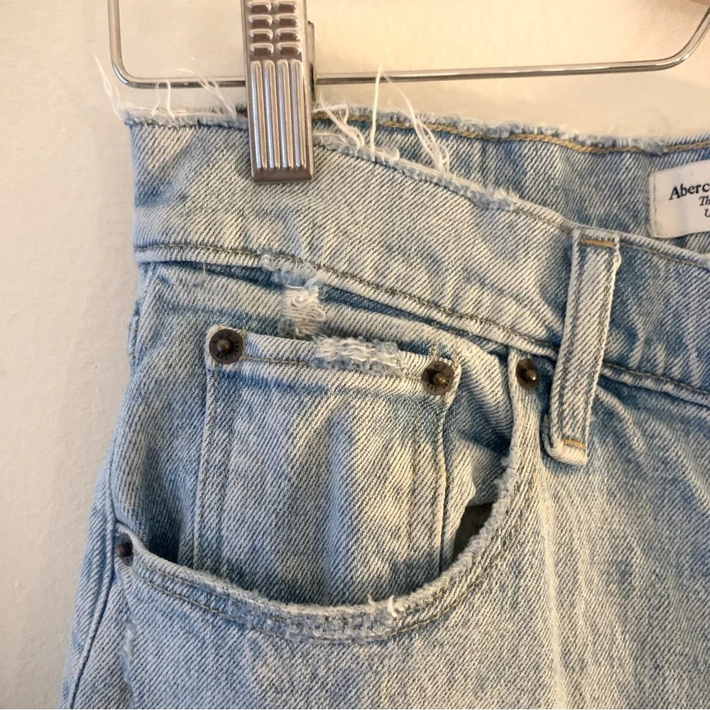 Alercrombie & Fitch Ultra High Rise 90s Straight Jean - Picture 4 of 9